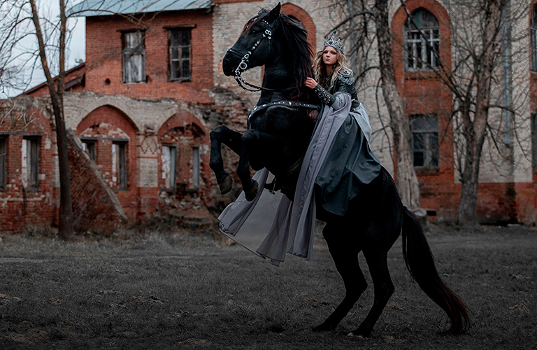 Героиня мрачных сказок на верном скакуне. Фэнтези-съемка возле усадьбы Храповицкого