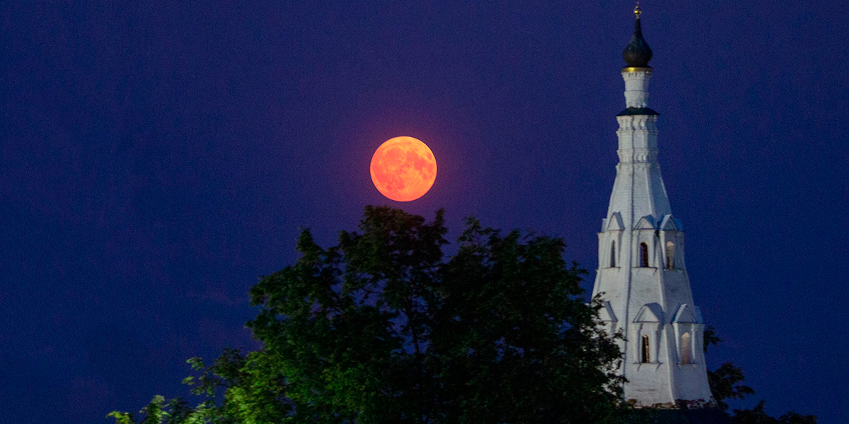 Клубничное полнолуние и грозовой воротник — диковинные кадры первых дней лета