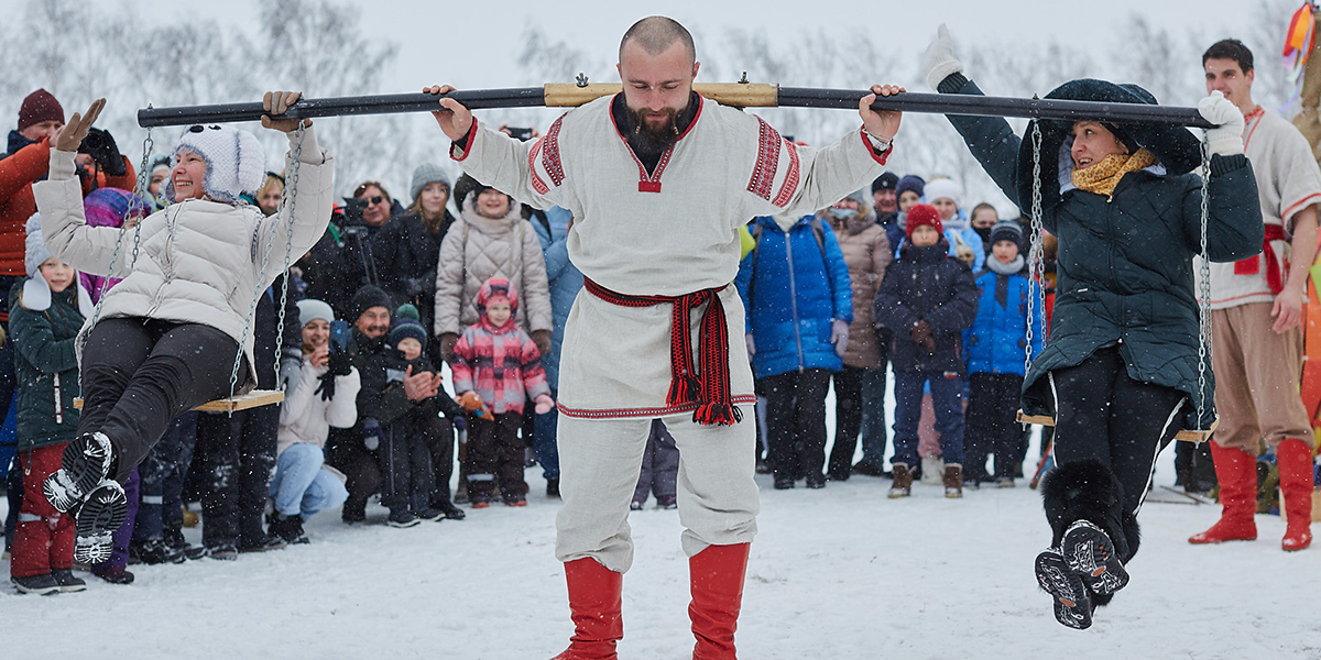 Экстремальная Масленица в Суздале: великое противостояние и раздетый богатырь на гвоздях