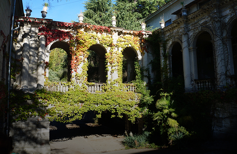 Заброшенные усадьбы и одинокий маяк. Обзор сталк-объектов России и ближнего зарубежья