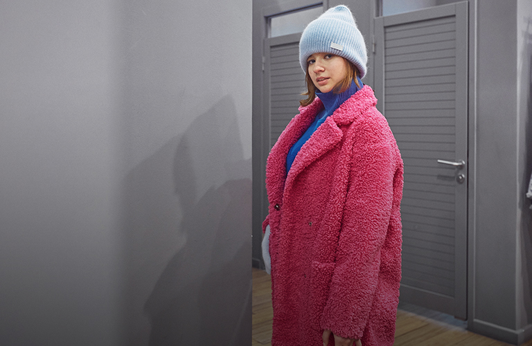 В «зебре» или малиновом «тедди»? 5 актуальных зимних образов с экошубами