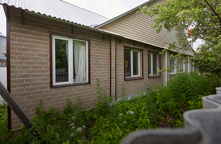 Дом с историей, где был создан необычный керамический стрит-арт, появившийся на заборе в Добром