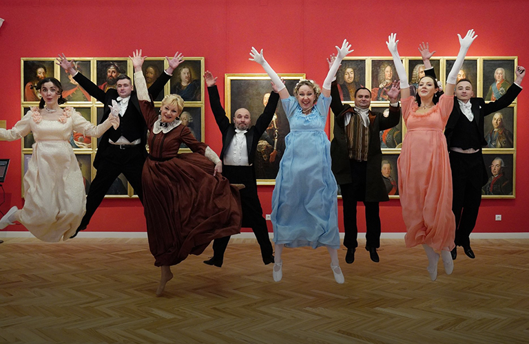 «Несерьёзный бал» музейщиков, или Шуточный маскарад среди экспонатов