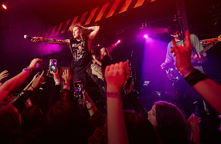 Хорошие девочки любят плохих парней! Во Владимире отгремел концерт скандальных секс-рокеров Neverlove