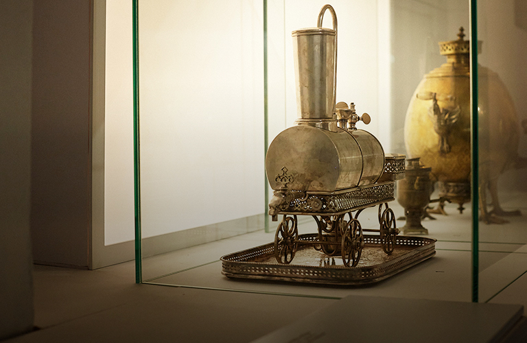 Самовар на колесах и «яйцо» на куриных лапках — необычные приборы для чаепития на выставке в Суздале