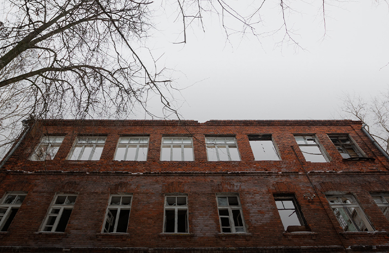 Крутой спуск Годовой Горы - прямиком к разрушенному дому с бесплатными квартирами