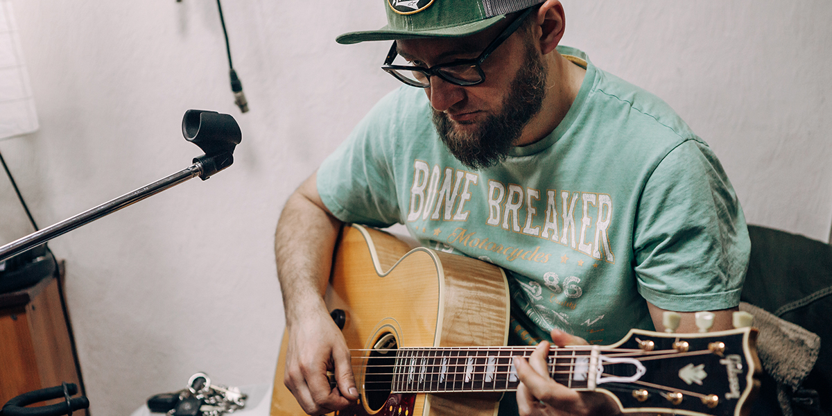 Это не про танцевать и горланить, а про сидеть и слушать. Рецензия на новый альбом «Рекордов»