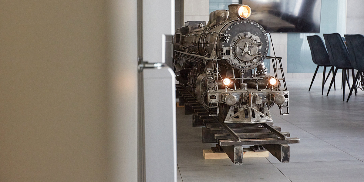 Паровоз весом полтонны, первая в СССР серийная коляска и другие новинки частной коллекции Жаровых