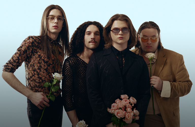 «Мы собрали группу, чтобы цеплять девчонок»: винтажные рокеры ТВОЮЖНАЛЕВО выпустили пластинку для мам