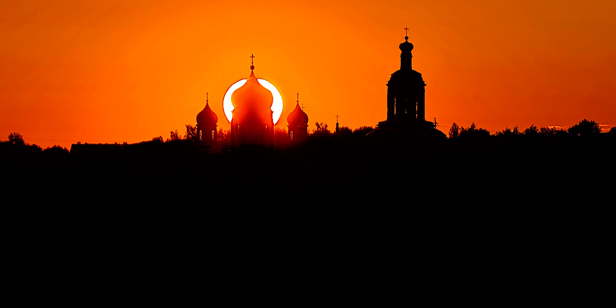 «Инопланетный» гость, розовая радуга и огненный закат — небесная феерия над 33-м регионом