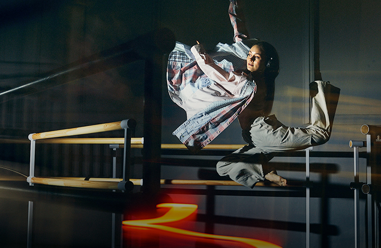 Полет фантазии в образах владимирского хореографа — от рубашки оверсайз до платья в пол