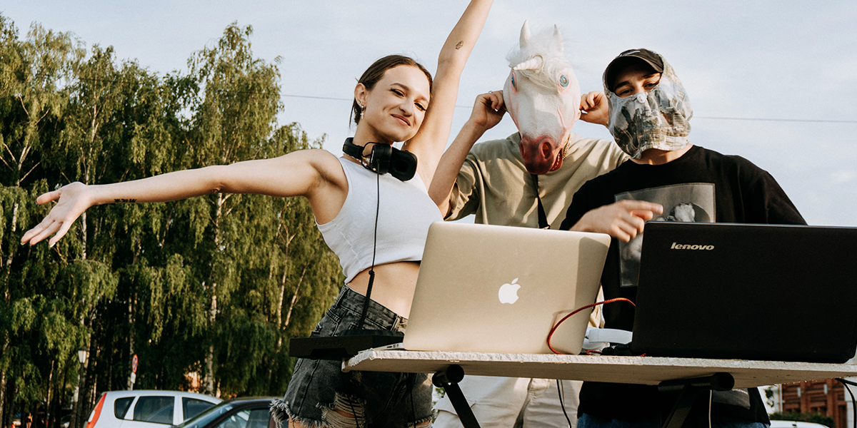 Диджеи на улицах и разбитый «Запорожец»: владимирская неделя перформансов в стиле «Hotline Miami»