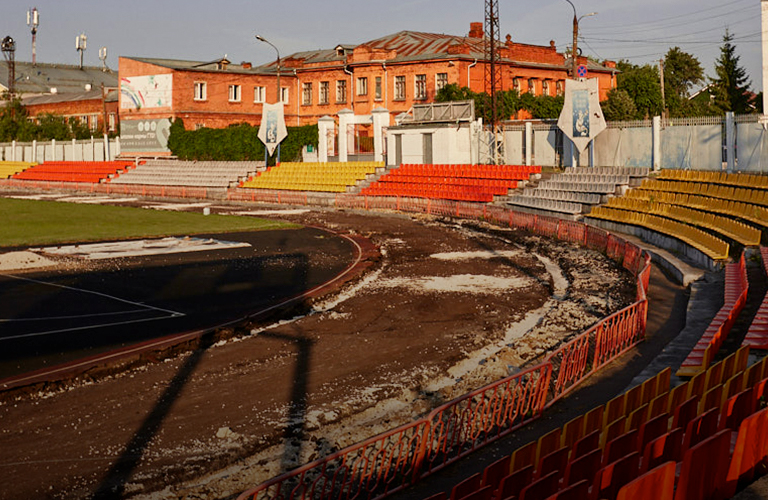 На «Лыбеди» обновляют беговые дорожки, а на «Торпедо» закрыли большую арену из-за аварийного состояния трибун