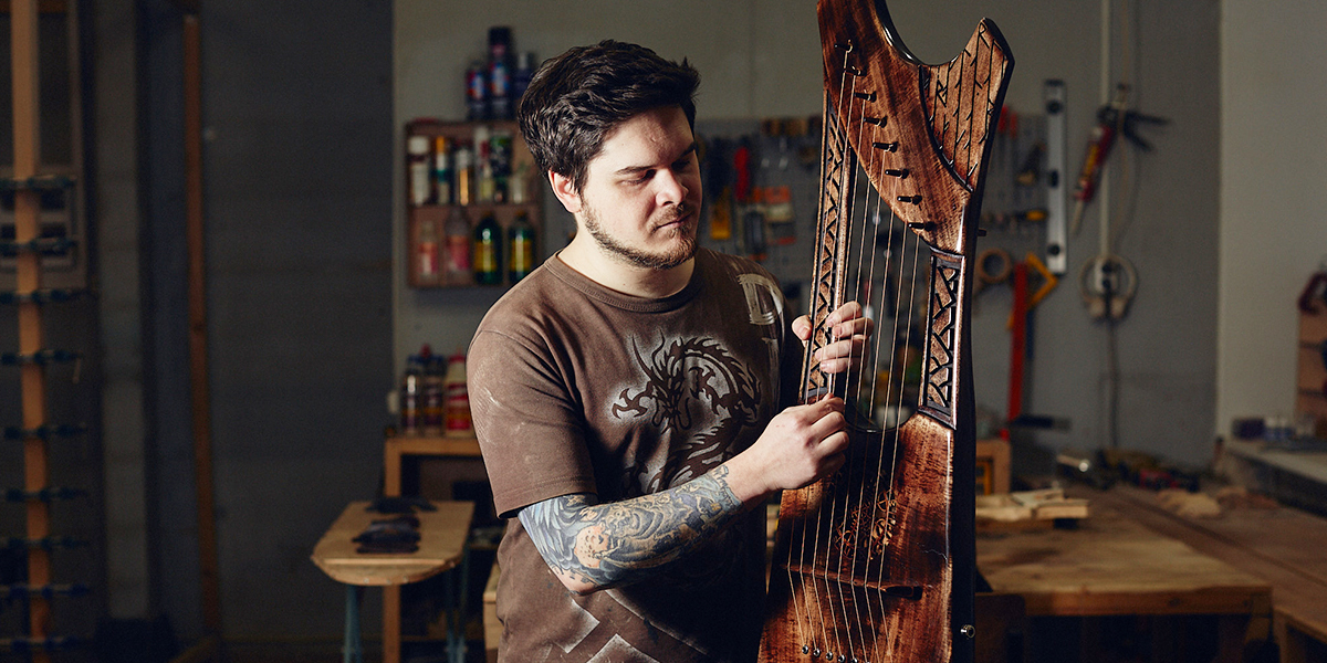 Изобрести инструмент благодаря подписчику, или Электроакустическая бас-лира Юрия Пичуева