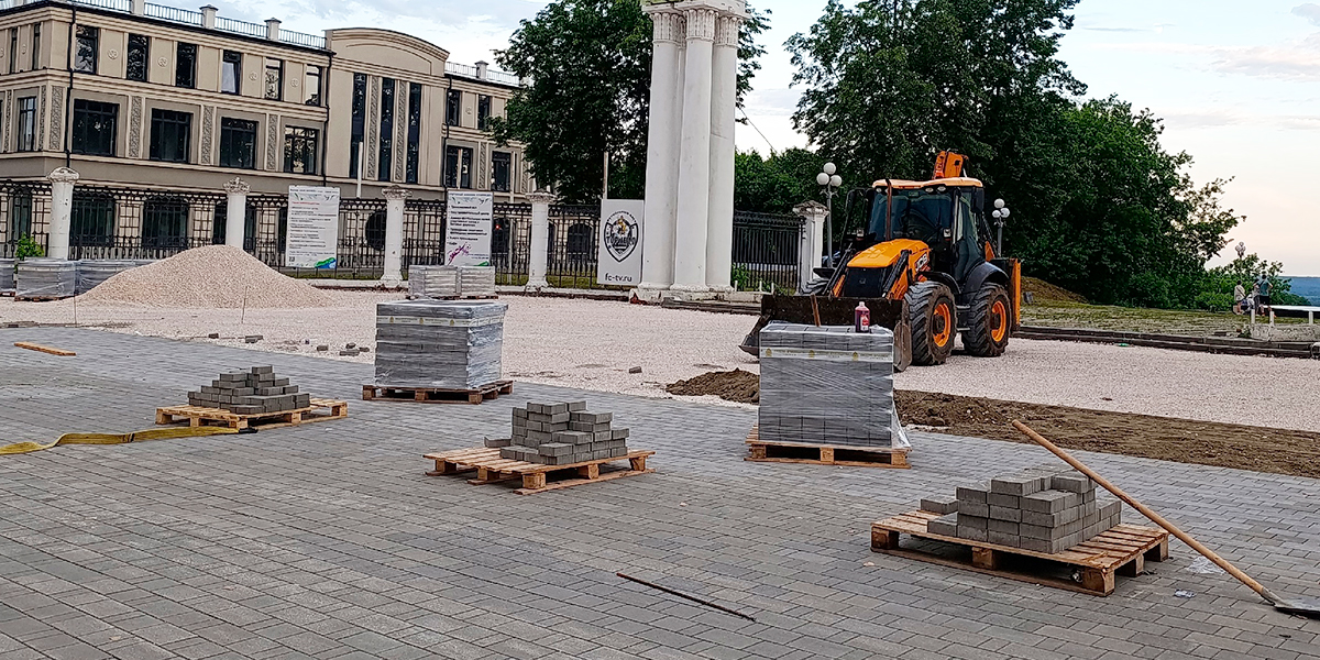 Дорожный бум! На Дворянской и Девической мостят плиткой тротуары и обновляют старый асфальт