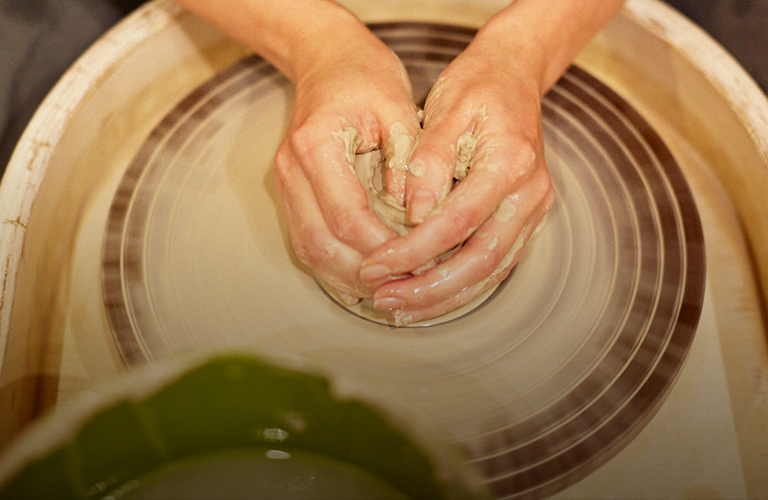 Медитация с глиной в руках. Работа за гончарным кругом как способ отключиться от суеты