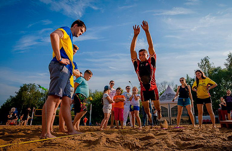 Реально ли будущее городского пляжа с вечеринками, вейкбордингом и скейт-рампами?