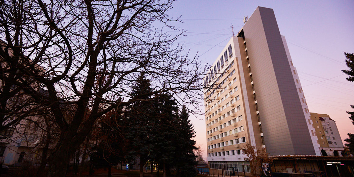 Баннер вместо окон и безликий фасад вместо символа эпохи. Как меняется Владимир?