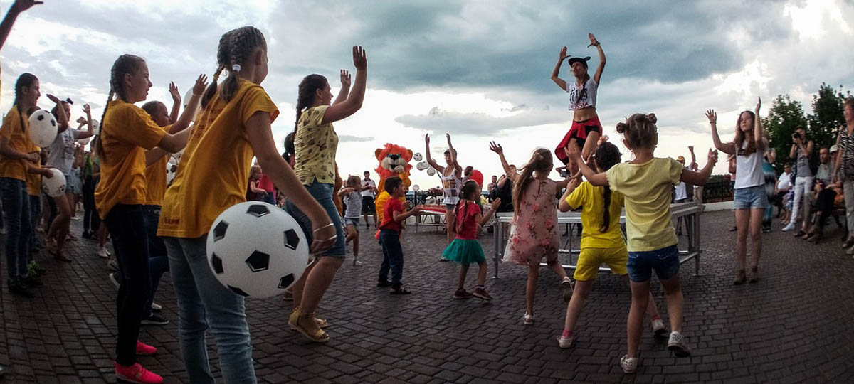 Вишневый спас закончился ливнем и танцами