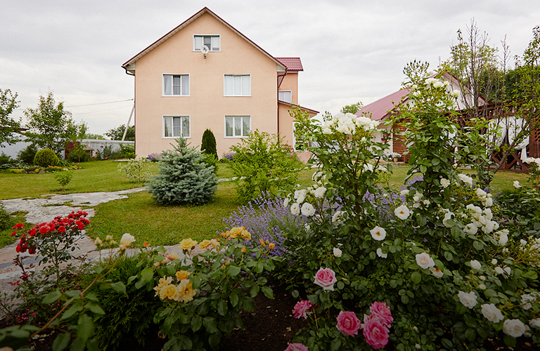 Трехэтажный загородный дом с чудесным садом и бассейном владимирской богини сладостей