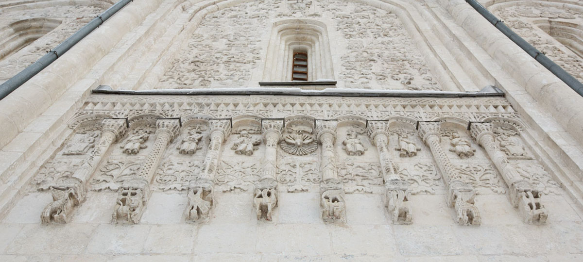 Древние белокаменные храмы когда-то были расписными