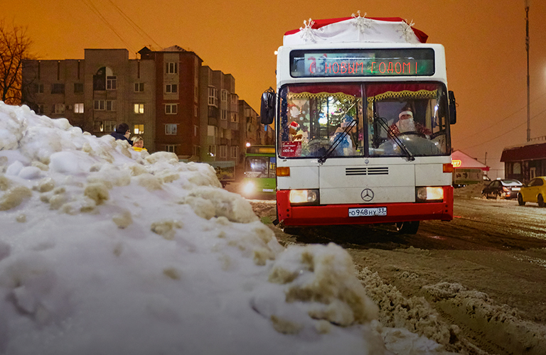 По Владимиру начал курсировать автобус в шапке волшебника на крыше и с Дедом Морозом за рулем