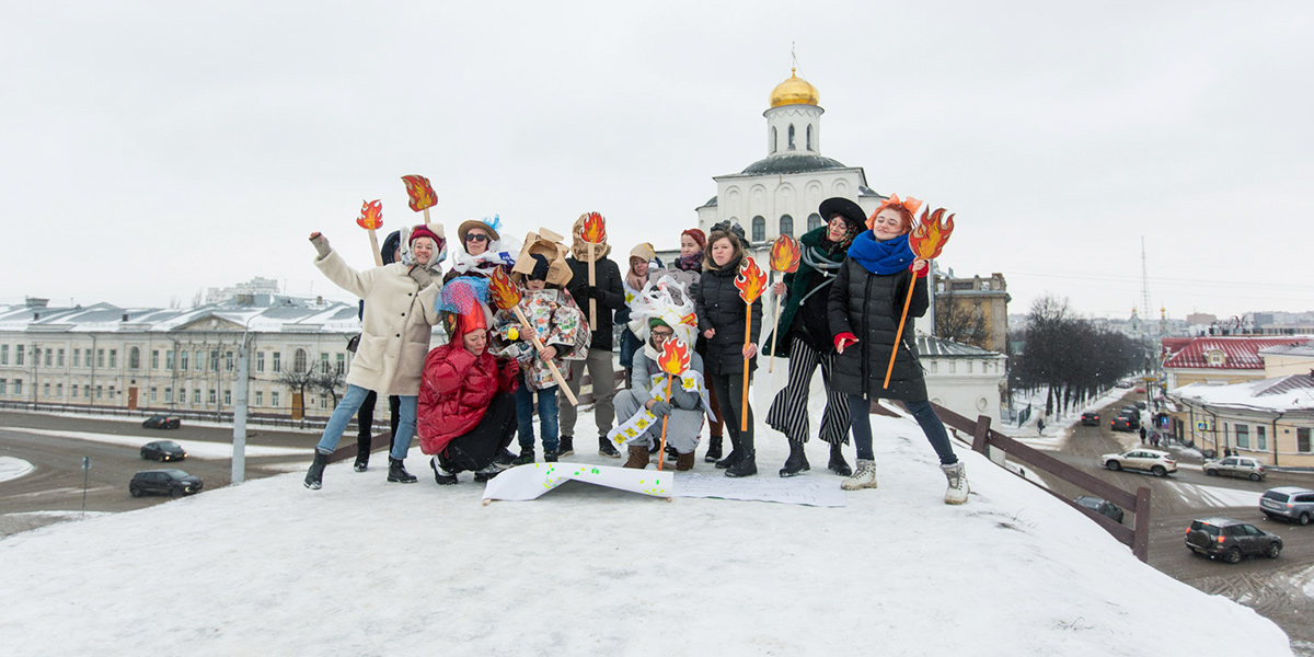 Мусорный карнавал и концептуальный подарок для всех влюбленных