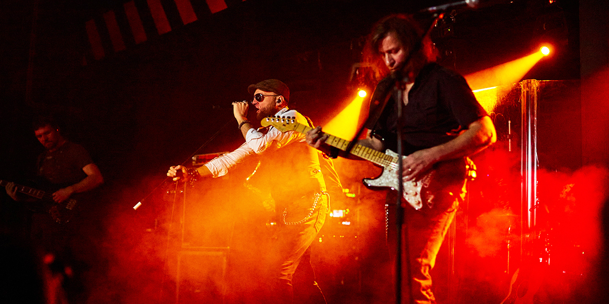 Разрывные хиты, добрые шутки и разговор о важном на концерте «Рекорд Оркестра» во Владимире