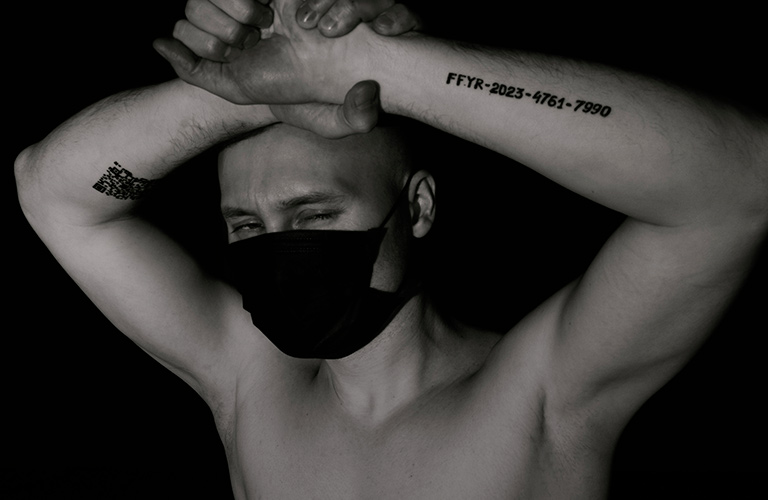 Владимирца чипировали и наделили персональным QR-кодом