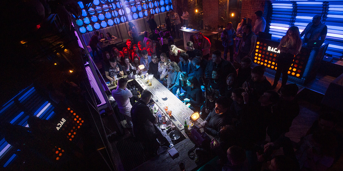 Владимирские бармены отметили профессиональный праздник парой сотен коктейлей