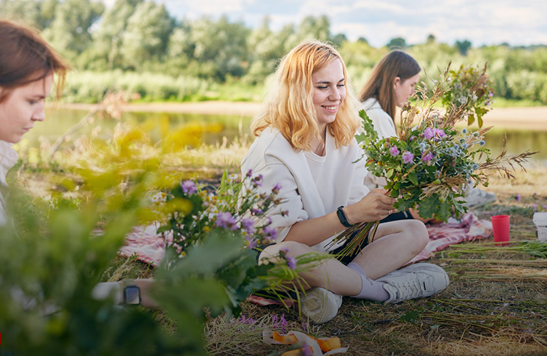 Фотостудия на природе и венок из полевых цветов. Бесплатный проект флориста из Владимира