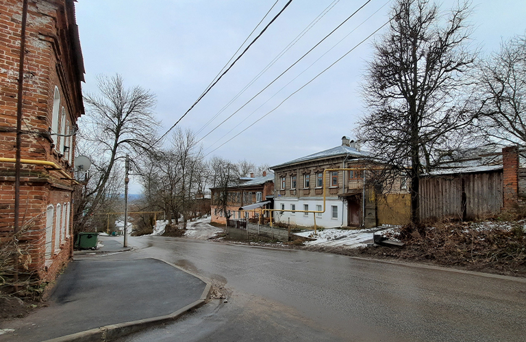 Купеческие особняки и деревянные терема. Контрасты Летне-Перевозинской улицы