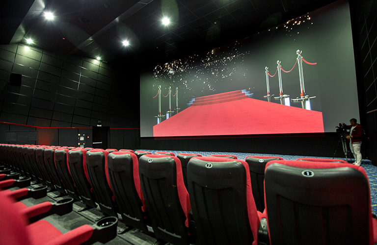 Фильмы без попкорна и в полупустом зале. Какими будут кинотеатры?