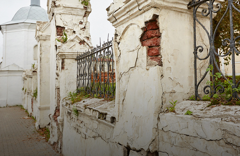 Ограда в центре Владимира разрушается, но ремонтировать ее пока некому