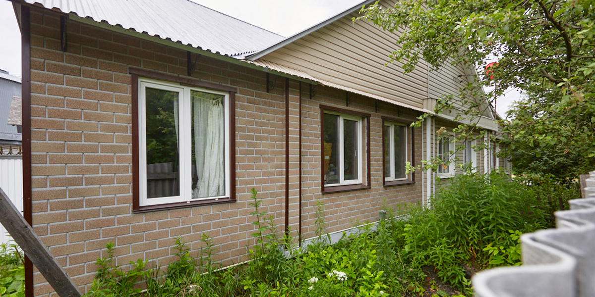 Дом с историей, где был создан необычный керамический стрит-арт, появившийся на заборе в Добром