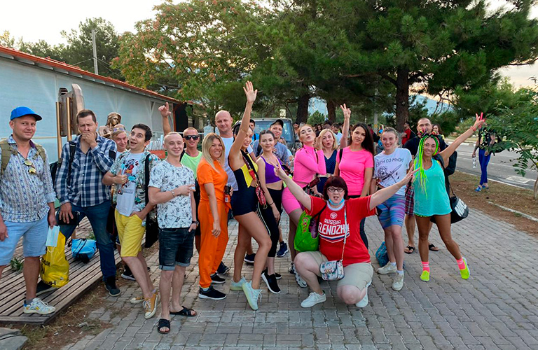 Владимирская актриса поцеловала ведущих и покорила участников реалити «Золото Геленджика»