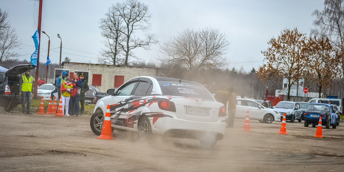 Зрелищно и бюджетно. Во Владимире прошли гонки «Автослалом»