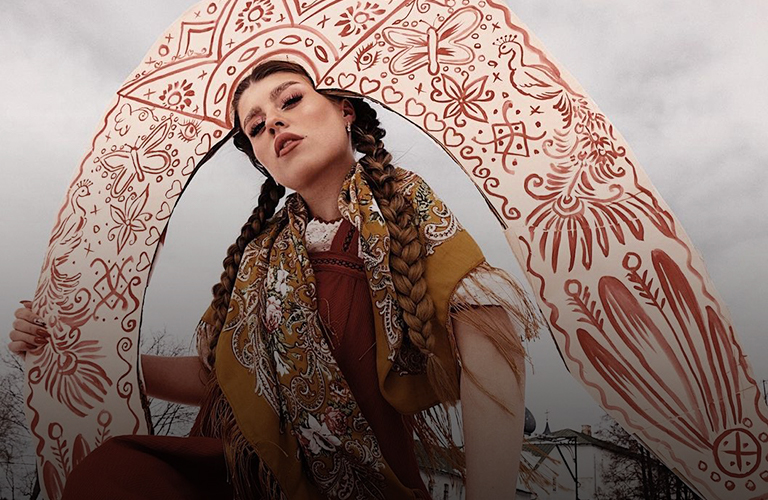 Запоздалая fashion-Масленица: огромный кокошник и сладкое «лицо этой весны»