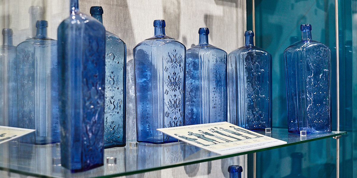 Время в стекле. В Суздале появился музей, где каждая бутылка или конфетница рассказывает историю