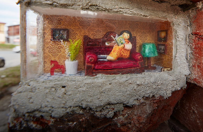 Маленькая квартира в старинном доме: уличные художники Владимира спрятали очередную мини-инсталляцию