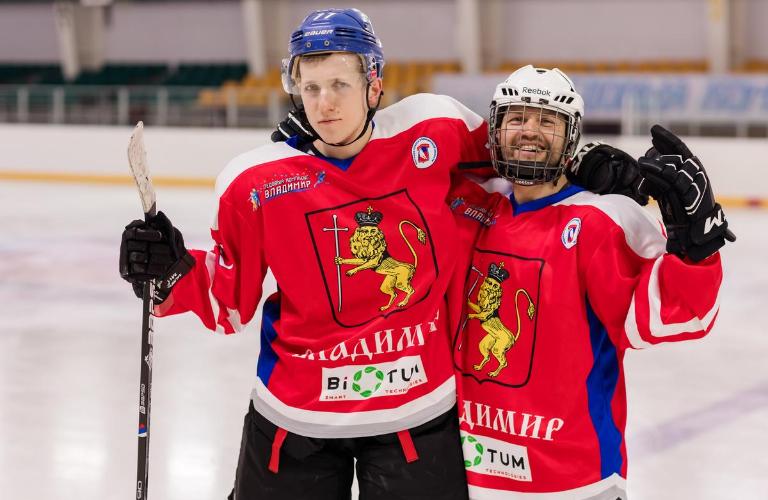 Накормили, прокатили. В ледовом комплексе устроили хоккейное шоу