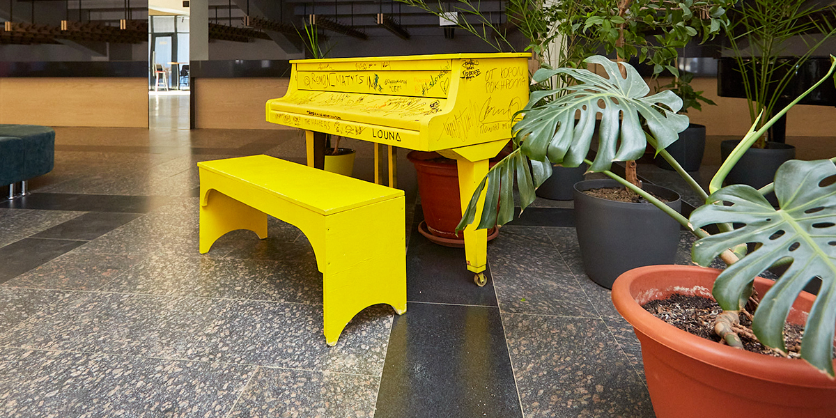 Куклачев, «Бутырка», ZIVERT: кто еще оставил свой автограф на «том самом» жёлтом рояле?