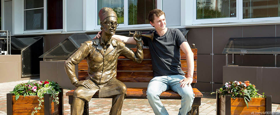 Новое творение владимирского скульптора - семейный доктор