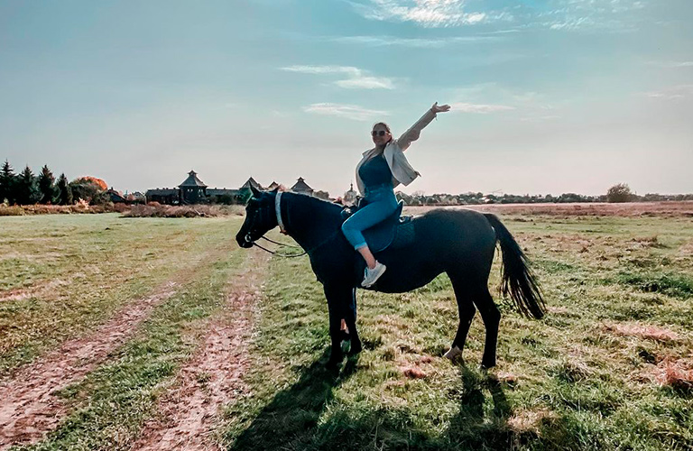 Галопом по сети. Instagram-подборка аристократичных фотосессий с лошадьми
