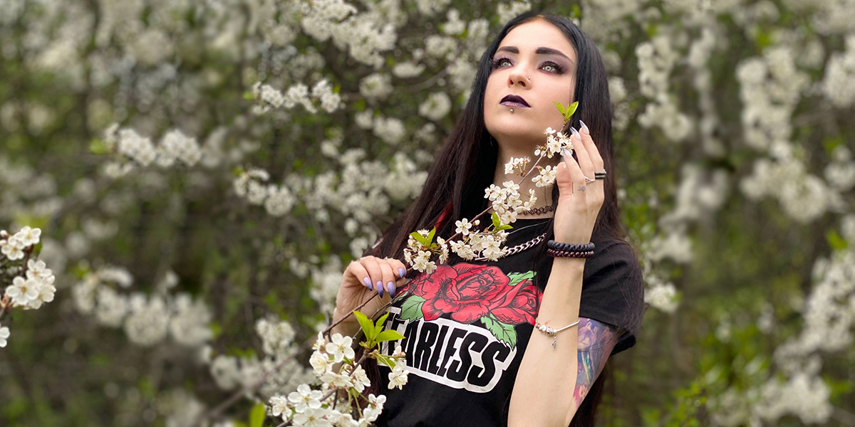 Куклы, котик и готическая принцесса в цветущих садах Владимира