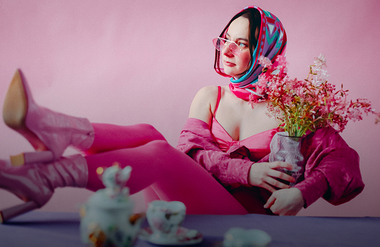 Цветной перформанс или классика с тюльпанами? Фотоистории, окрыленные весной