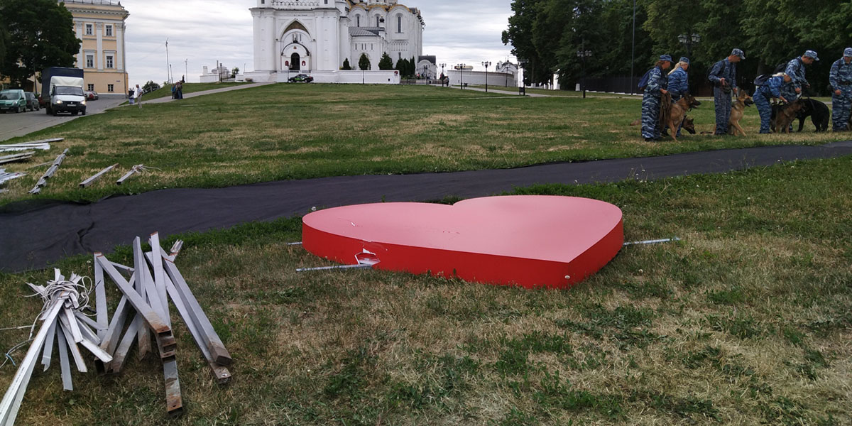 Дерзко и бесстыдно. Сердце Владимира разбила поливальная машина