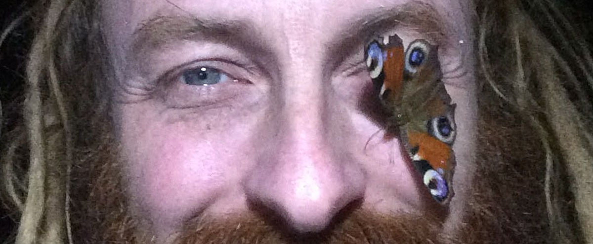 Отшельник XXI века: Как столичный юрист переселился в землянку у шоссе 