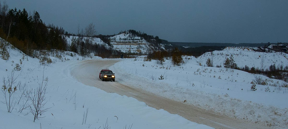 Снежное ралли по карьерам: Отчаянные гонщики и перевернутые авто