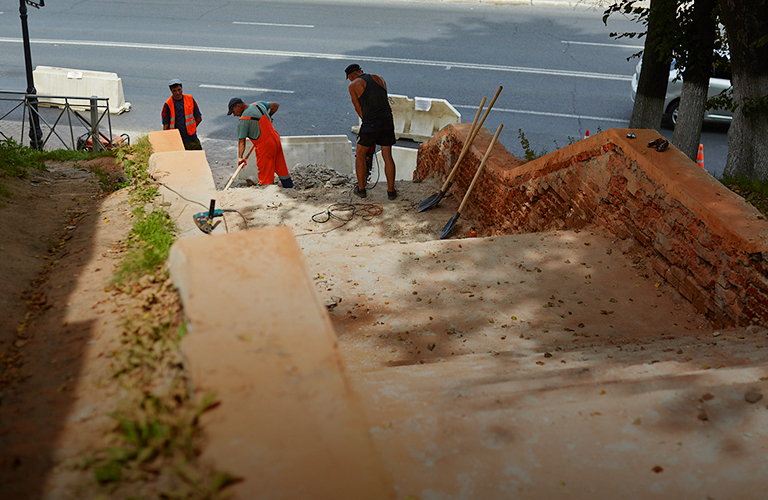 Из-за ремонта лестницы в центре города перекрыли популярную туристическую тропу